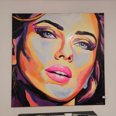 un tableau représentant une femme, accroché au mur