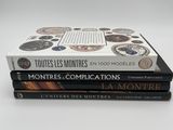 trois livres empilés sur une surface blanche