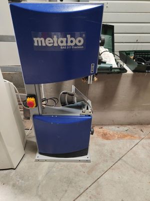 une machine posée sur le sol à côté d'un mur