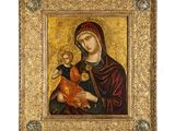 un tableau représentant une femme tenant un enfant dans un cadre en or