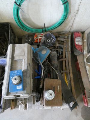 un tas d'objets et d'outils en tout genre dans un garage