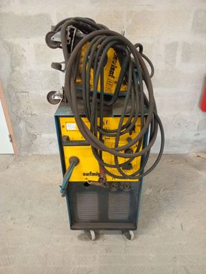 une machine qui est dans le garage, avec un tuyau