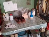 une photo d'un établi sur lequel sont posés des outils