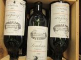 trois bouteilles de vin posées sur une étagère en bois