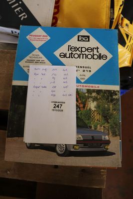 une boîte sur laquelle est représentée une voiture, posée sur une table