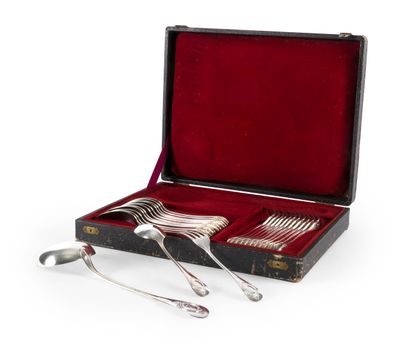 un coffret contenant de l'argenterie sur une surface blanche