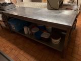 un îlot de cuisine sur lequel se trouve un micro-ondes, au milieu de la cuisine