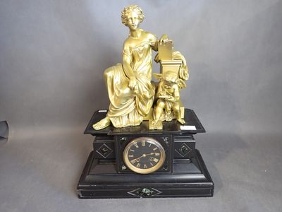 une statue en or représentant une femme avec une horloge posée sur une table