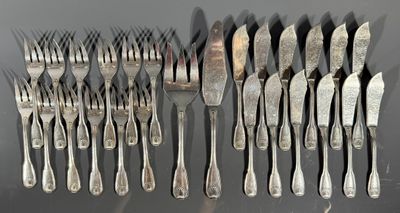beaucoup de fourchettes et de cuillères sur la table