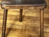 une table en bois avec un plateau noir posée sur un parquet en bois dur