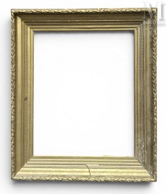 un cadre photo doré sur un mur blanc avec un fond blanc