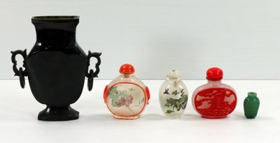 trois vases et deux petits vases posés sur une table