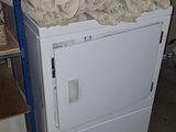 un lave-linge et un sèche-linge blancs placés dans une pièce