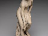 une image représentant une statue d'une femme penchée en avant, les mains posées sur les genoux