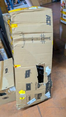 des cartons empilés les uns sur les autres par terre dans un magasin