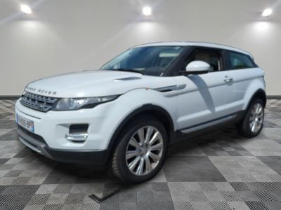 une photo d'un Land Rover blanc garé dans un garage