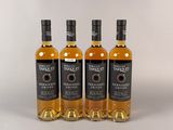 trois bouteilles de whisky posées les unes à côté des autres sur une table