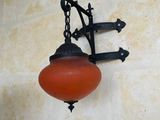 une lampe suspendue sur le côté d'un immeuble