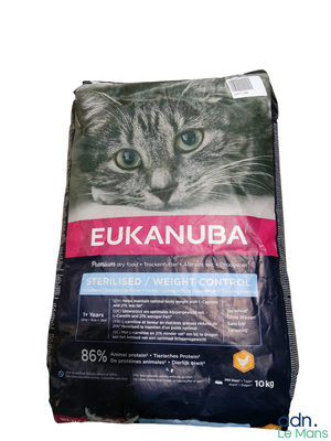 un sac de croquettes Eukanuba posé sur une table