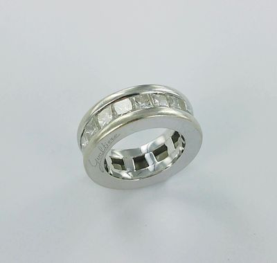 une alliance en or blanc sertie de diamants taille princesse