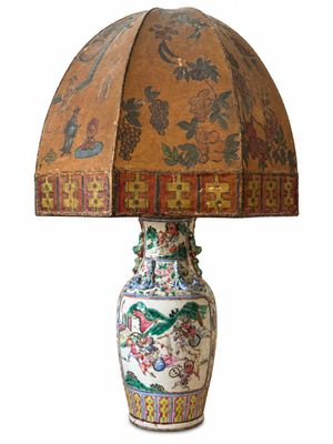 une lampe posée sur une table et munie d'un abat-jour