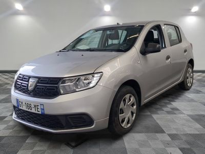 La Dacia argentée est garée dans une pièce au sol carrelé en damier