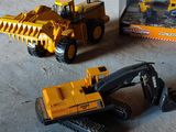 deux engins de chantier miniatures posés par terre