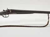 un vieux fusil au canon en bois posé sur un socle transparent