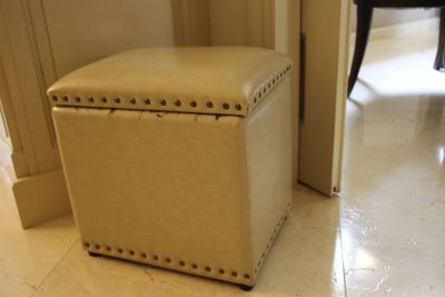 un petit pouf posé dans un coin de la pièce
