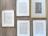 quatre photos encadrées représentant un chat assis sur un parquet, près d'un mur