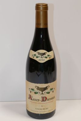 une bouteille de vin posée sur une table