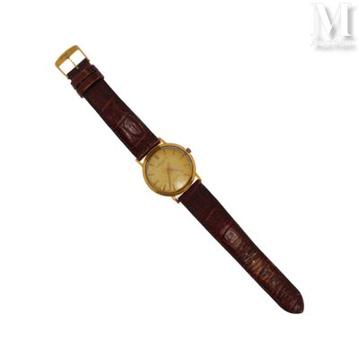 gros plan d'une montre sur fond blanc