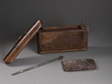 une petite boîte en métal munie d'une poignée en bois et d'une cuillère en métal