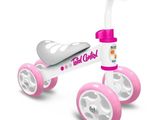 Le tricycle de la petite fille est rose et blanc, avec des roues