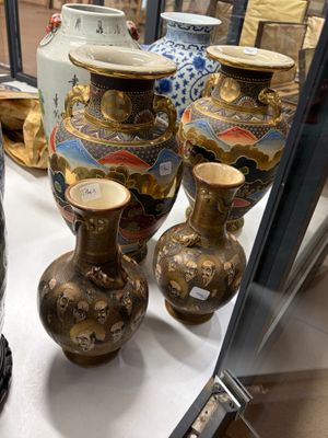 de nombreux vases exposés dans une vitrine
