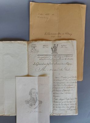 Plusieurs vieilles lettres et documents sont posés sur une surface bleue