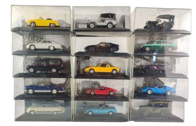 beaucoup de petites voitures dans une vitrine posée sur une étagère