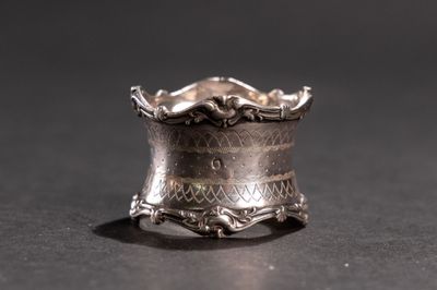 une bague en argent posée sur une table