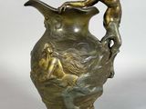 une statue en bronze représentant un homme, figurant sur un vase