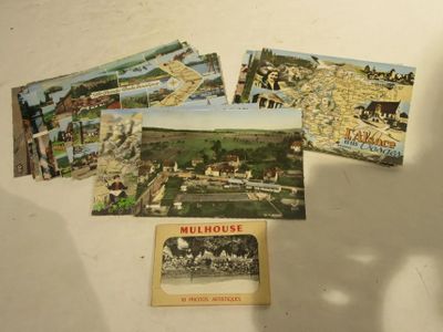 de nombreuses cartes postales posées sur une table