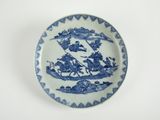 une assiette avec un motif bleu et blanc