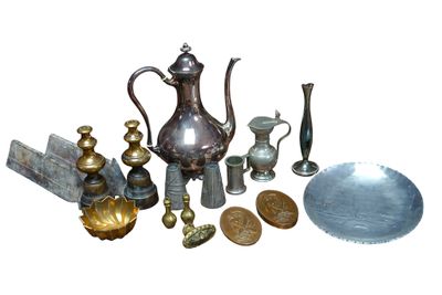 un grand nombre d'objets différents posés sur une table