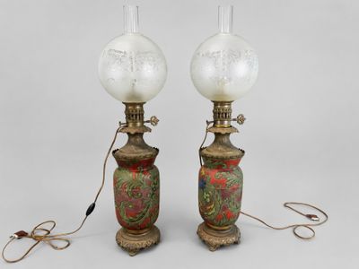 paire de lampes anciennes avec des globes en verre peint, sur pied
