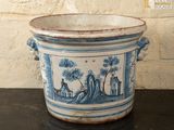 un grand vase bleu et blanc posé sur une table