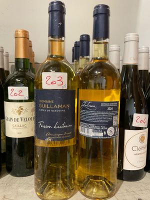 plusieurs bouteilles de vin sont alignées sur un comptoir