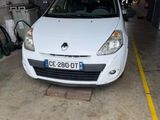 la photo d'une voiture blanche garée dans un garage