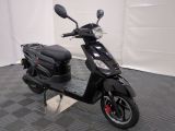 un scooter garé dans une pièce