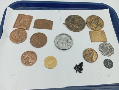un plateau sur lequel se trouvent quelques pièces de monnaie