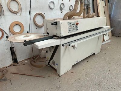une machine qui se trouve dans une pièce où il y a beaucoup de bois