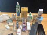 de nombreux types de produits de soins de la peau disposés sur une table